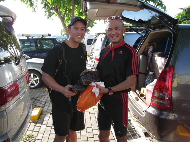 Ultrarunner Enrico Tocol of Hardcore/Power Runner Group Donated A Shoes and Finisher's T-Shirts